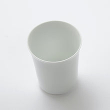 Lade das Bild in den Galerie-Viewer, Zylinderförmige weisse, schlanke und dünnwandige Teetasse aus Porzellan
