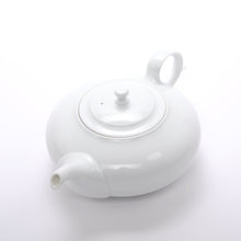 Lade das Bild in den Galerie-Viewer, Asuka White, eine Teekanne aus weissem Porzellan