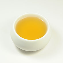 Lade das Bild in den Galerie-Viewer, Baumtee, Kraeutertee aus Blüten der Orange, Birkenblätter, Misteln, Steinklee, Bitter Fenchel, Zimtrinde, Lindenblüten, Hagebuttenschalen, Gingkoblätter, Blüten vom Muskatellersalbei, bio in der Tasse