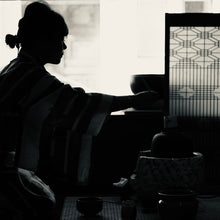 Lade das Bild in den Galerie-Viewer, Event japanische Matcha Teezeremonie mit Aya in der Tushita Gallery mit dem ntik Zubehör