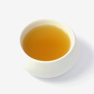 gesunder Kraeuter Tee, Alaska Mint aus Pfefferminz, Kardamom, Süßholz, ätherisches Basilikum- und Nelkenöl in der Tasse