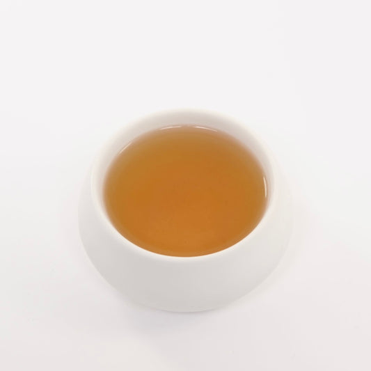 Amber Beauté wird in der Region von Nantou angebaut.STRONG FERMENTED OOLONG TEE in der Tasse.