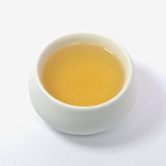 ANXI TAE GUAN YIN leicht fermentierter Oolong Tee in der Tasse. Helle Farbe..Dieser Oolong stammt aus dem Süden der Provinz Fujian