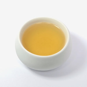 ANXI TAE GUAN YIN leicht fermentierter Oolong Tee in der Tasse. Helle Farbe..Dieser Oolong stammt aus dem Süden der Provinz Fujian