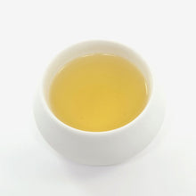 Lade das Bild in den Galerie-Viewer, Berg Oolong, Aromatisch, herb und zugleich mit feiner Süße entfaltet sich unser High Mountain Oolong. bio in der Tasse