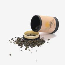 Lade das Bild in den Galerie-Viewer, Berg Oolong, Aromatisch, herb und zugleich mit feiner Süße entfaltet sich unser High Mountain Oolong. bio in der schwarzen Geschenkdose