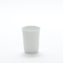 Lade das Bild in den Galerie-Viewer, Zylinderförmige weisse, schlanke und dünnwandige Teetasse aus Porzellan
