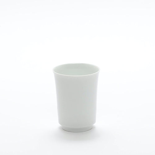 Zylinderförmige weisse, schlanke und dünnwandige Teetasse aus Porzellan