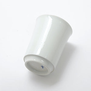 Zylinderförmige weisse, schlanke und dünnwandige Teetasse aus Porzellan