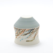 Lade das Bild in den Galerie-Viewer, Eine Schale von Hand gedreht. Teetasse mit farbigen Mustern und hellen Farben.
