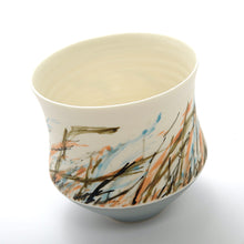 Lade das Bild in den Galerie-Viewer, Eine Schale von Hand gedreht. Teetasse mit farbigen Mustern und hellen Farben.
