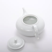 Lade das Bild in den Galerie-Viewer, Asuka White, eine Teekanne aus weissem Porzellan mit eingebautem Teesieb
