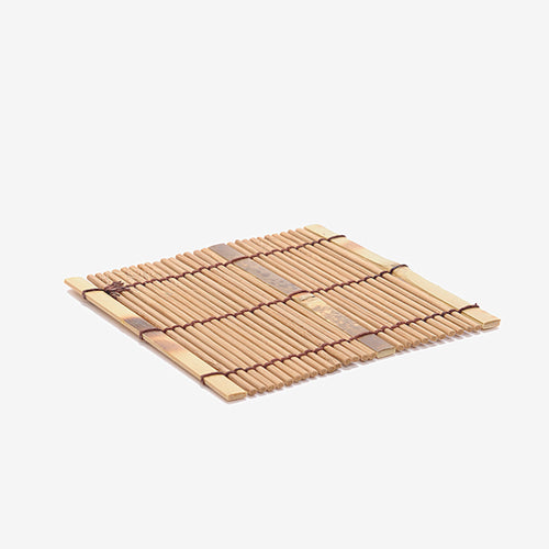 kleine Unterleg-matte aus geflochtenem Bambus