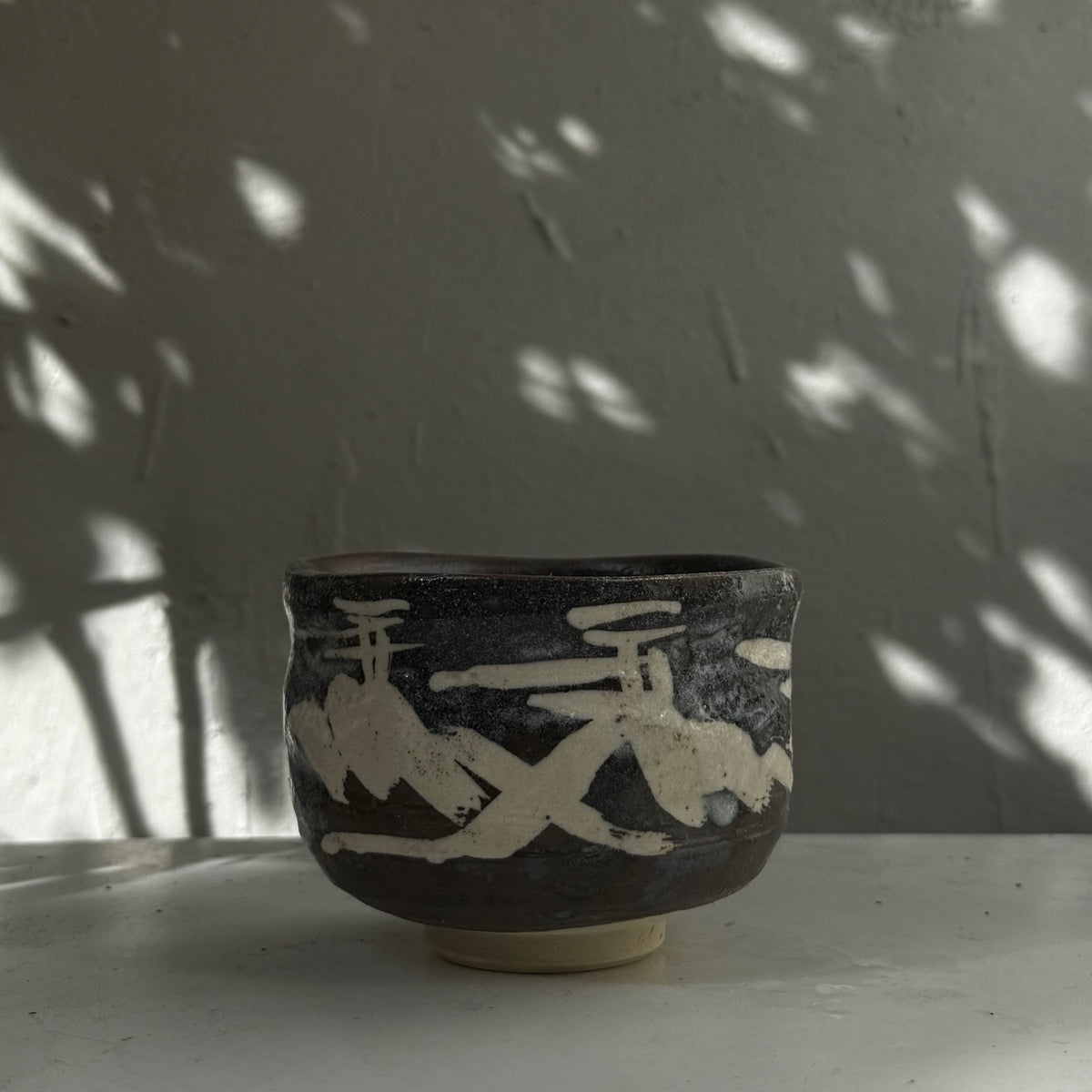 Matcha Schale Kuro Shiro – Seitenansicht