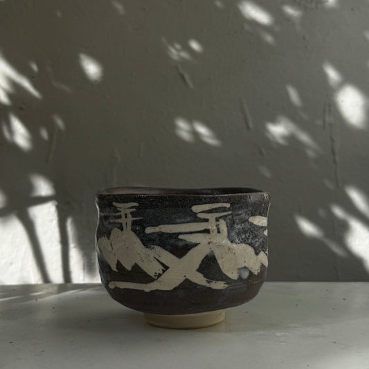 Matcha Schale Kuro Shiro – Seitenansicht