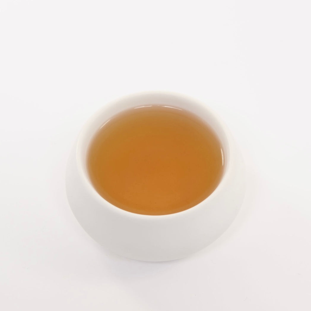  Amber Beauté wird in der Region von Nantou angebaut.STRONG FERMENTED OOLONG TEE in der Tasse.