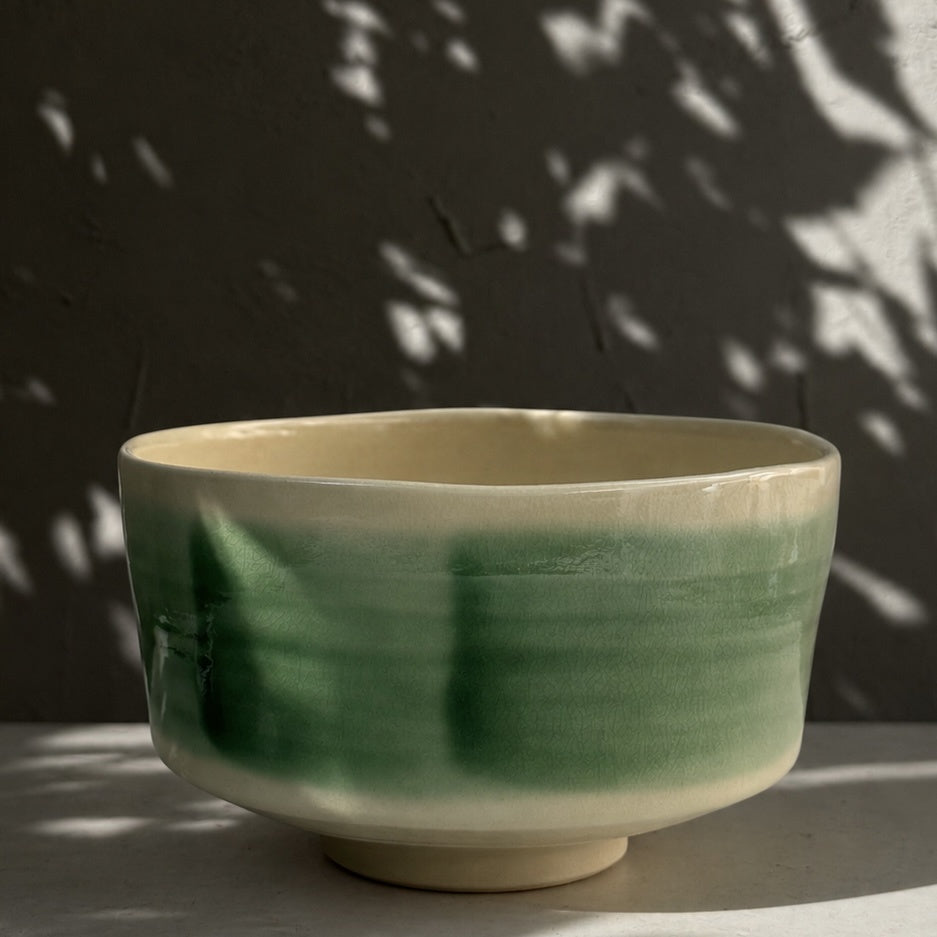Aoba Matchaschale – Chawan mit grünem Oribe-Pinselstrich