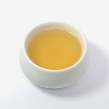 Lade das Bild in den Galerie-Viewer, ANXI TAE GUAN YIN leicht fermentierter Oolong Tee in der Tasse. Helle Farbe..Dieser Oolong stammt aus dem Süden der Provinz Fujian
