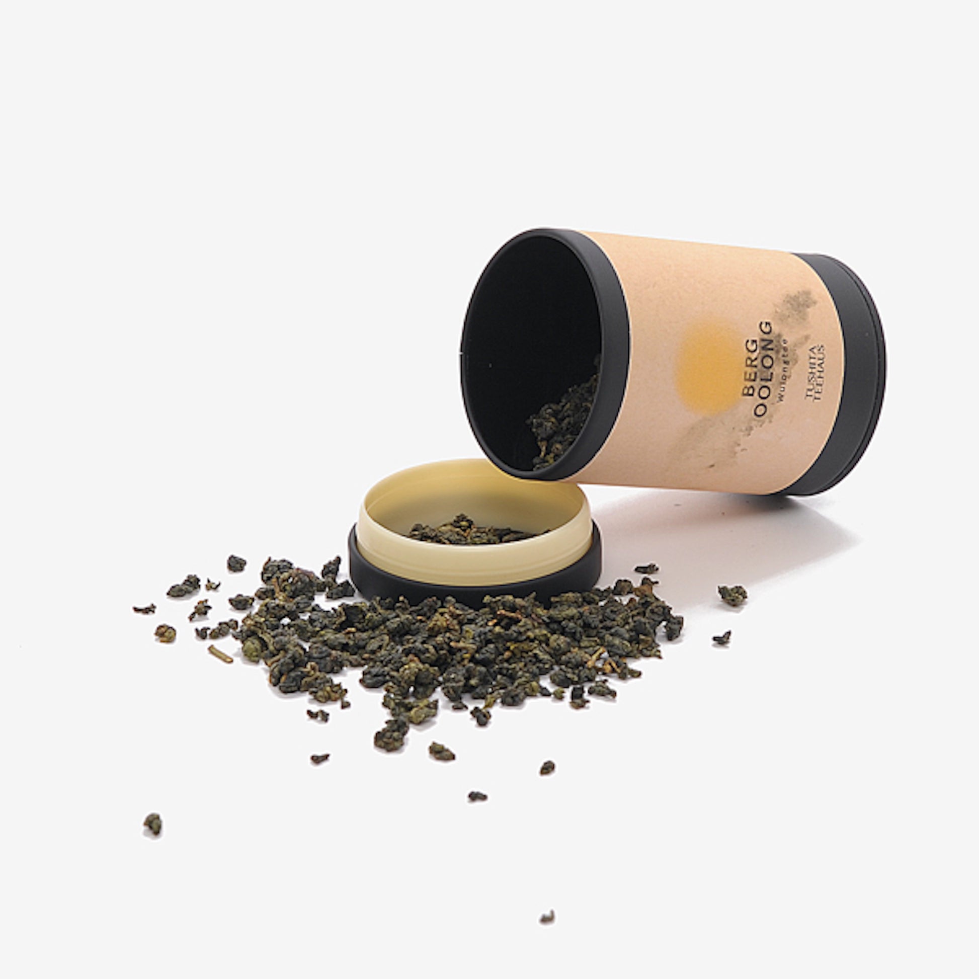 Berg Oolong, Aromatisch, herb und zugleich mit feiner Süße entfaltet sich unser High Mountain Oolong. bio in der schwarzen Geschenkdose