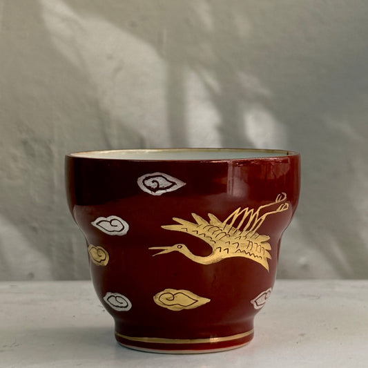 Guinomi Tsuru Aka – roter Becher mit goldenem Kranich, Kiyomizu-yaki
